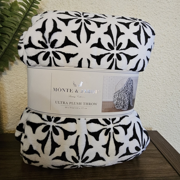 Bedding Monte Jardin Plush Throw Blanket 6 X 70 Inch New White Black